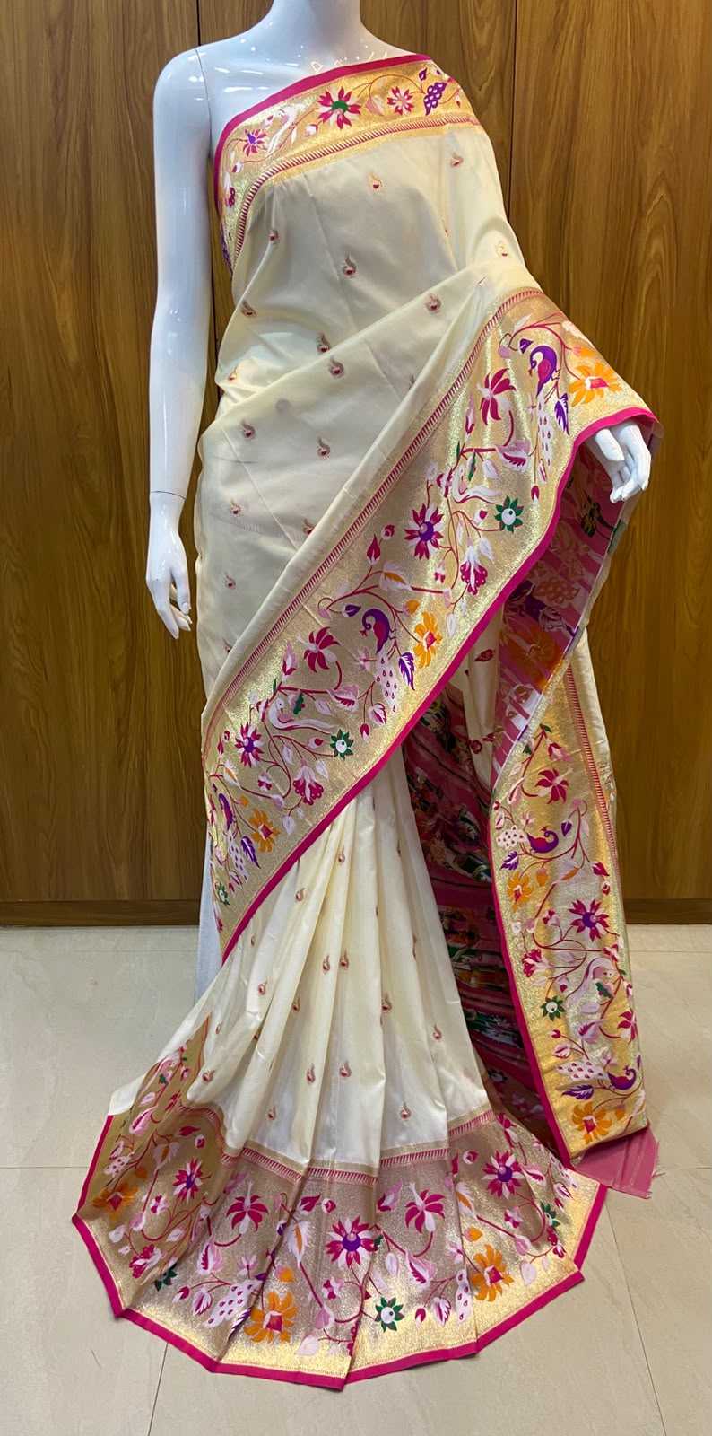 Aarnavi Pure Silk Traditional Saree