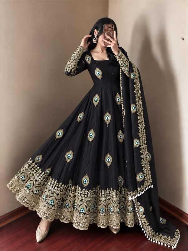 Fendy Embroidery Gown in Off White