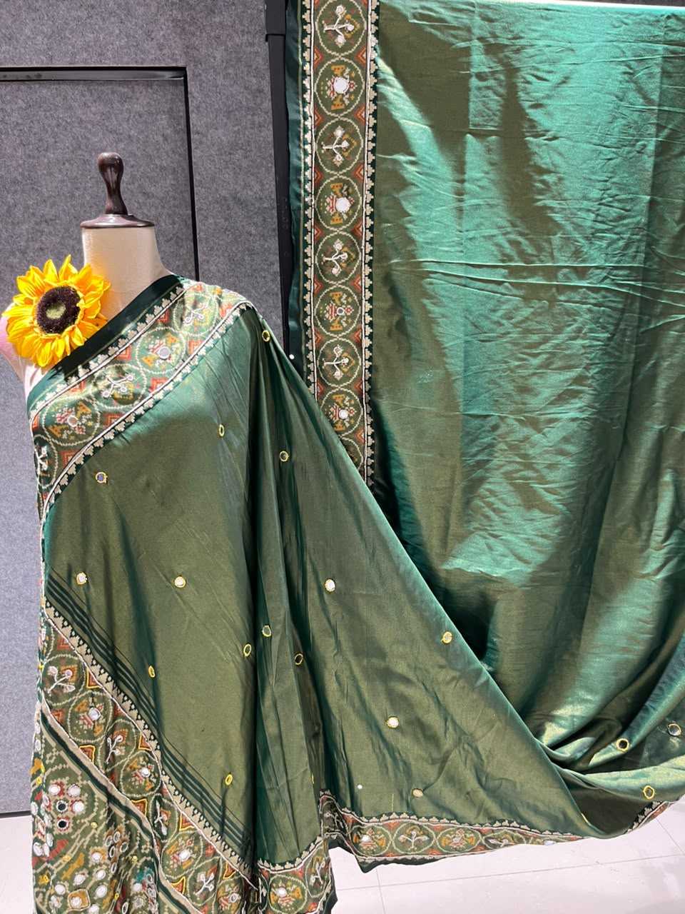 Bhuvika Banarasi Soft Silk Saree