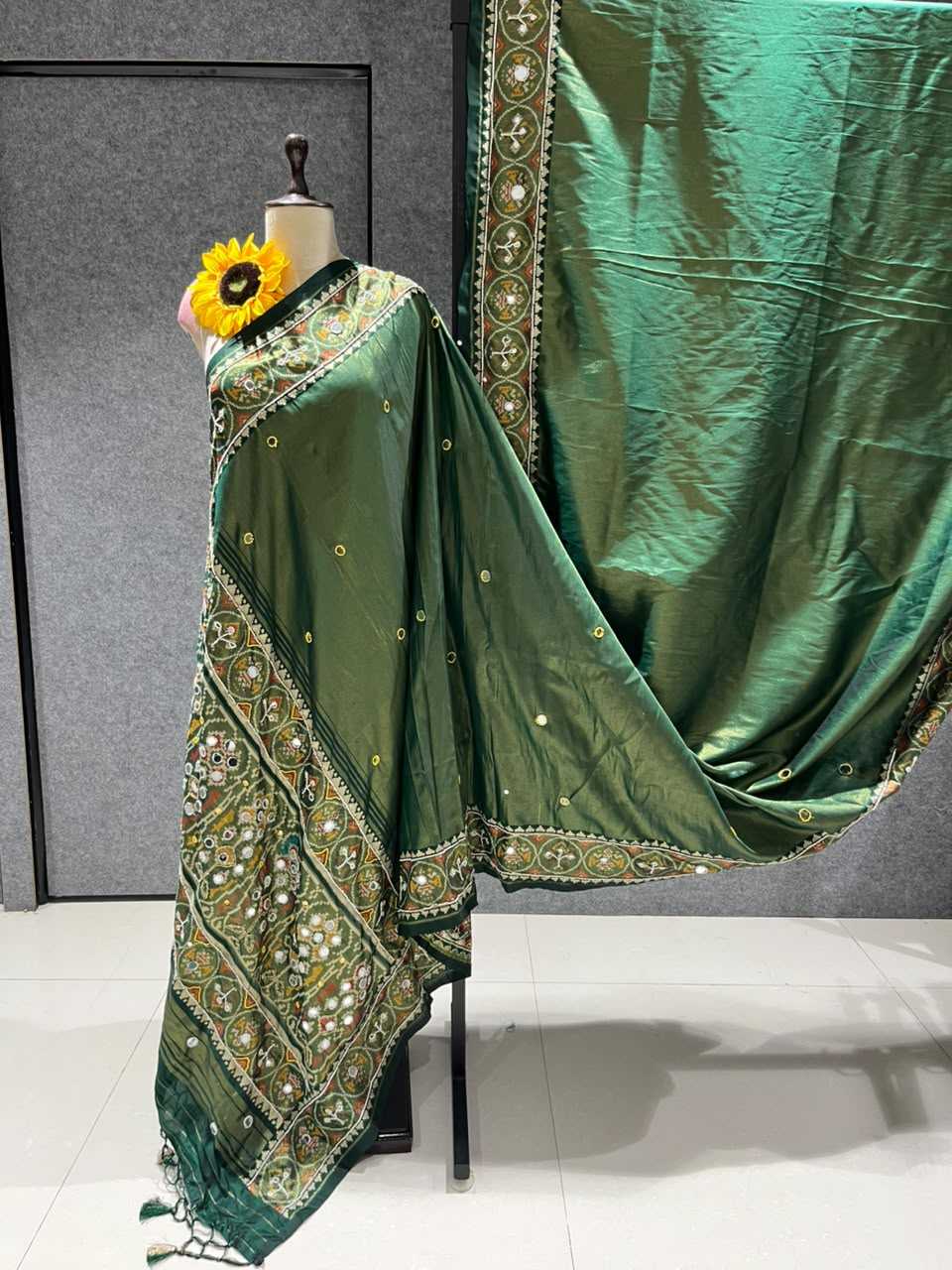 Bhuvika Banarasi Soft Silk Saree