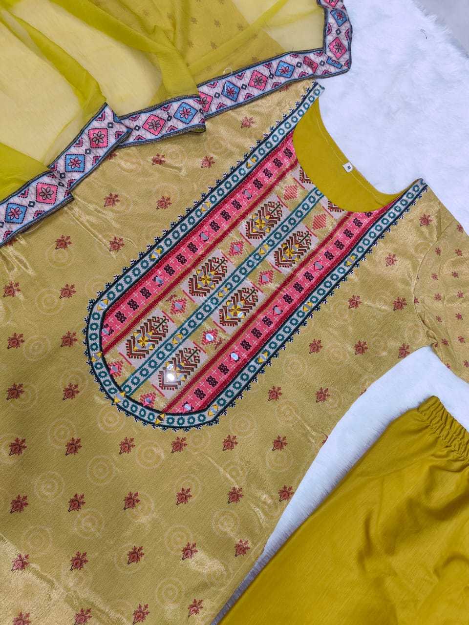 Colle Chinon Silk Printed Suit