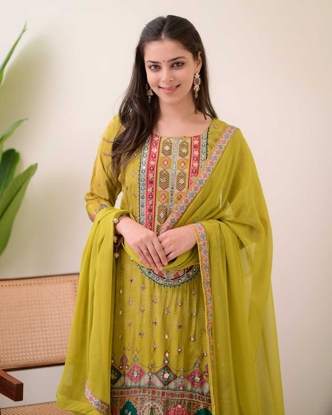 Comes Chinon Silk Printed Suit