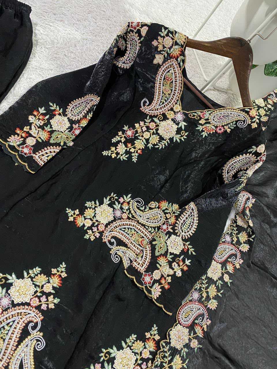 Fendy Embroidery Suit in White