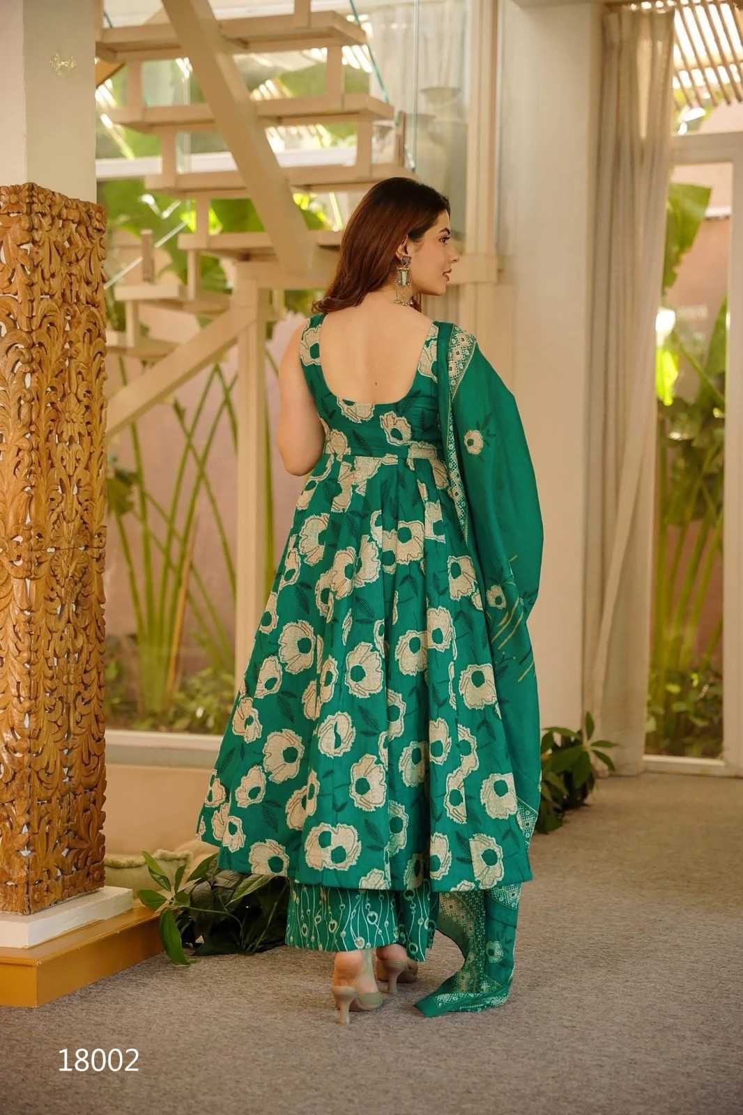 Clora V Heavy Silk Printed Gown